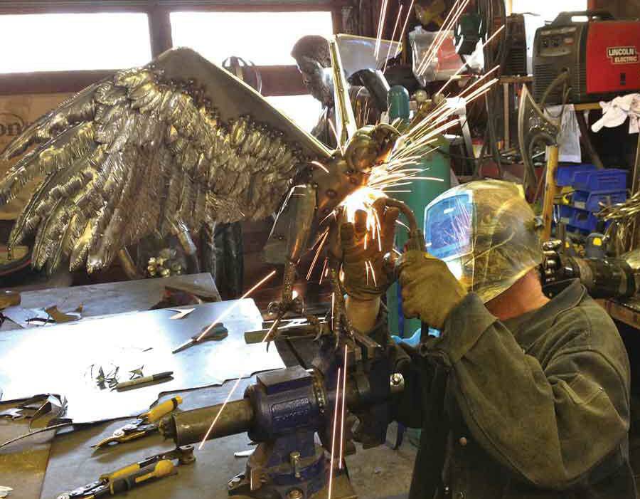 全球钣金新闻-金属制造狂：焊工制作动物的金属钣金-华体会体育-华体会体育·(中国)官方网站